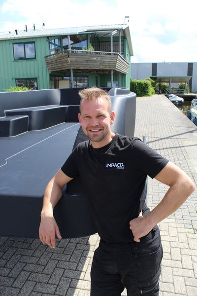 Jorgen de Jong, Founder IMPACD leaning against the 3D-printed IMPACD 600 at IMPACD Centre